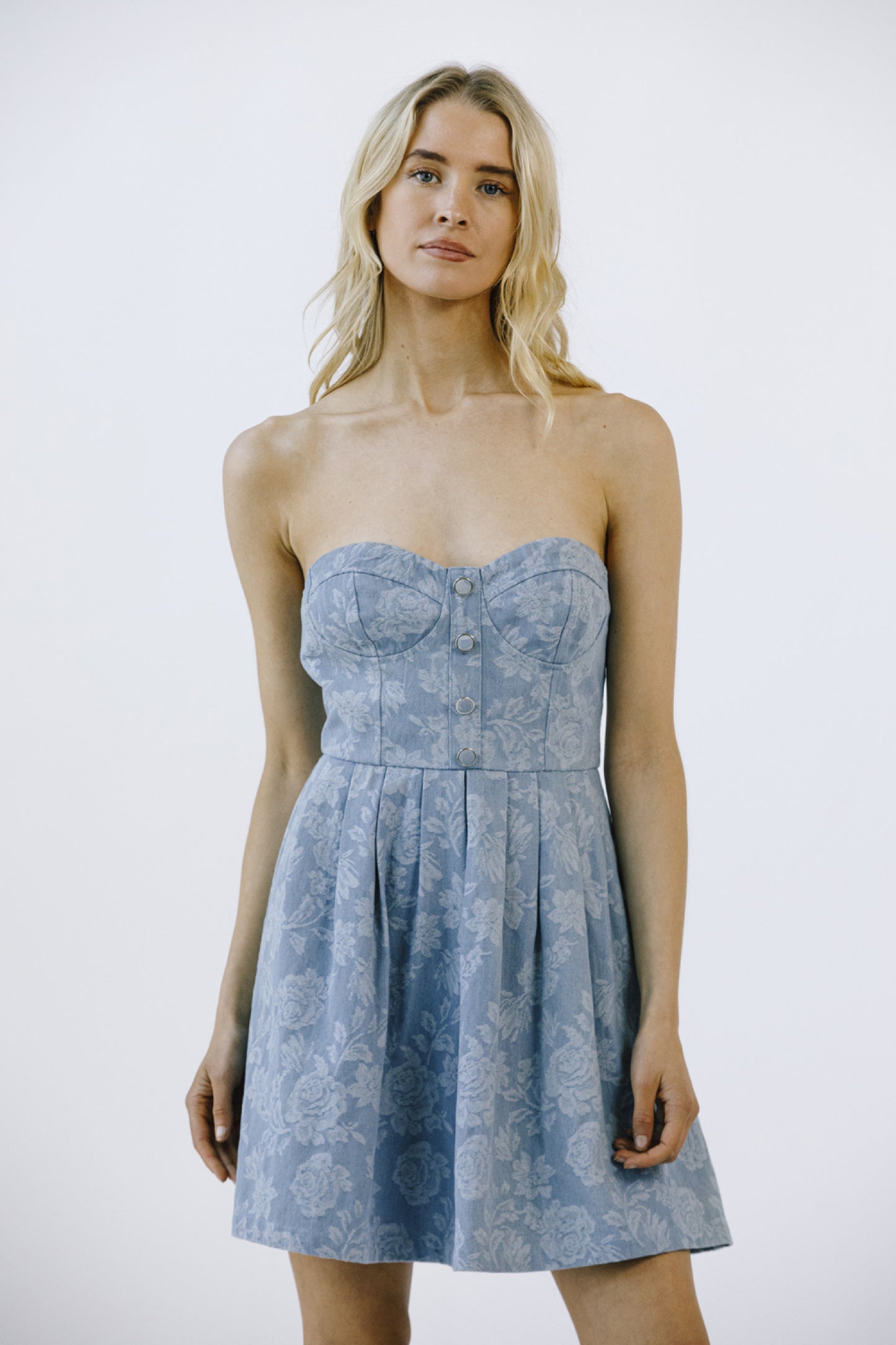 Vestido strapless denim floral