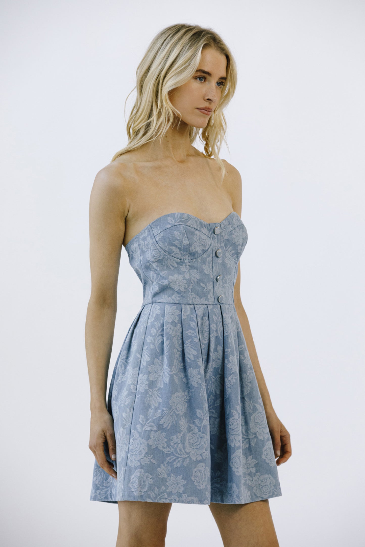 Vestido strapless denim floral